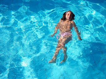 dívka v bazénu